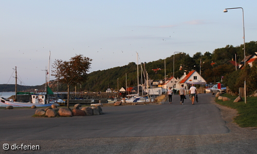 Straße im Fischerort Vang auf Bornholm