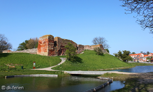 Blick auf die Burgruine von Vordingborg mit Wallanlage davor