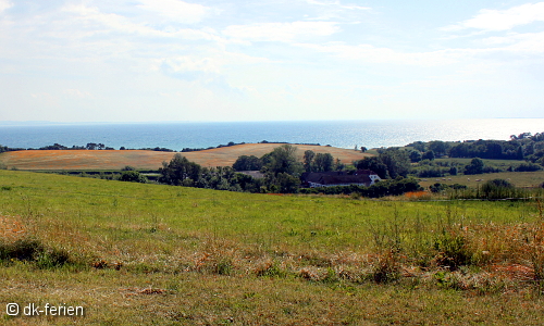 Blick auf die Landschaft von Seeland mit der Ostsee im Hintergrund