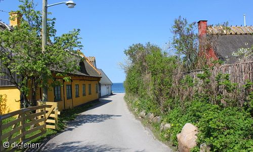 Blick auf eine Straße im kleinen Ort Kikhavn direkt an der Ostsee