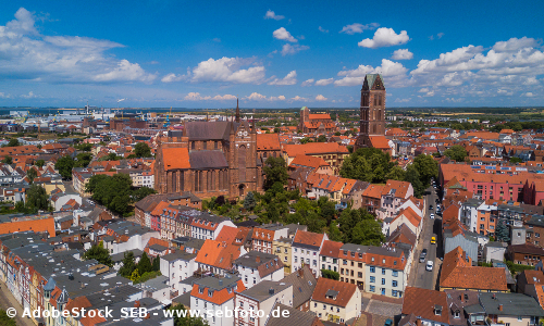 Luftbild von der Altstadt von Wismar mit den 3 Innenstadtkirchen