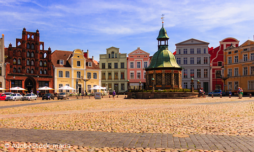 Blick auf Wismars historischen Marktplatz mit mittelalterlichen Gebäuden im Hintergrund